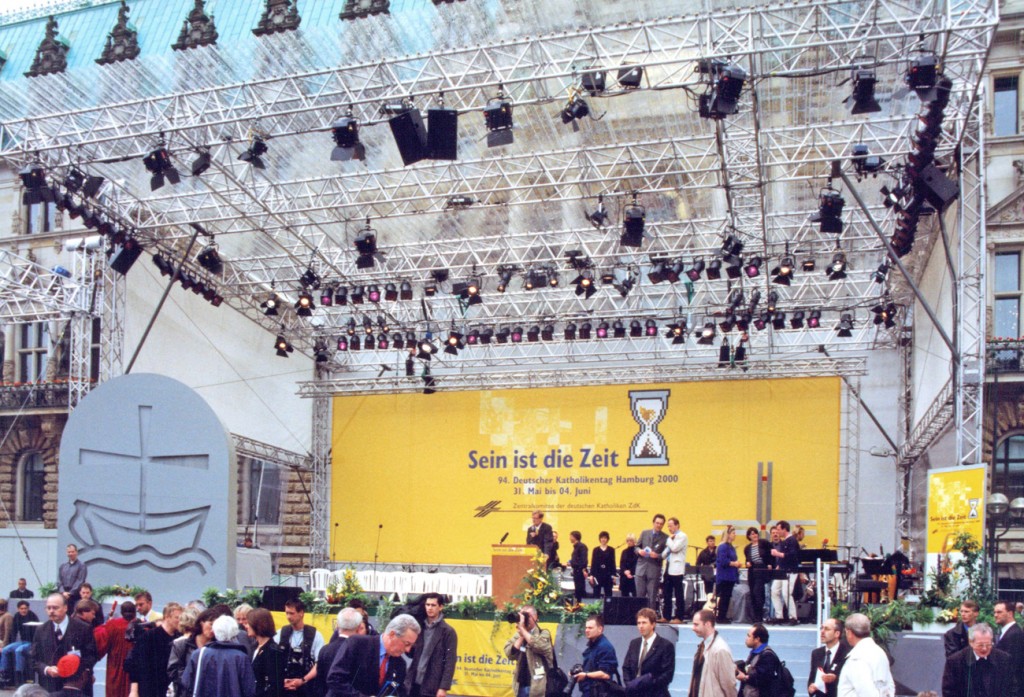 towerstage Bühne mit transparentem Dach vor dem Hamburger Rathaus im Jahr 2000.