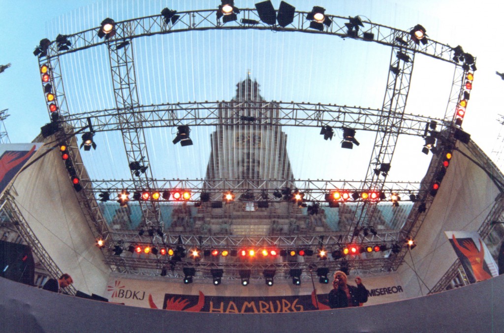 towerstage Bühne mit transparentem Dach vor dem Hamburger Rathaus im Jahr 2000.